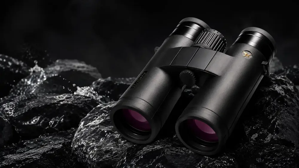 DDoptics Fernglas SHG 8x42 auf schwarzen Steinen