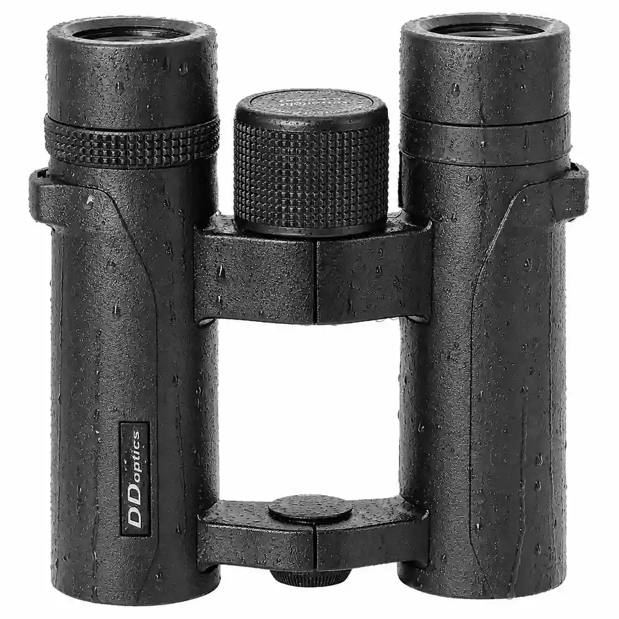 DDoptics ULTRAlight 10x26 Fernglas mit Wassertropfen auf Gehäuse und Okularen