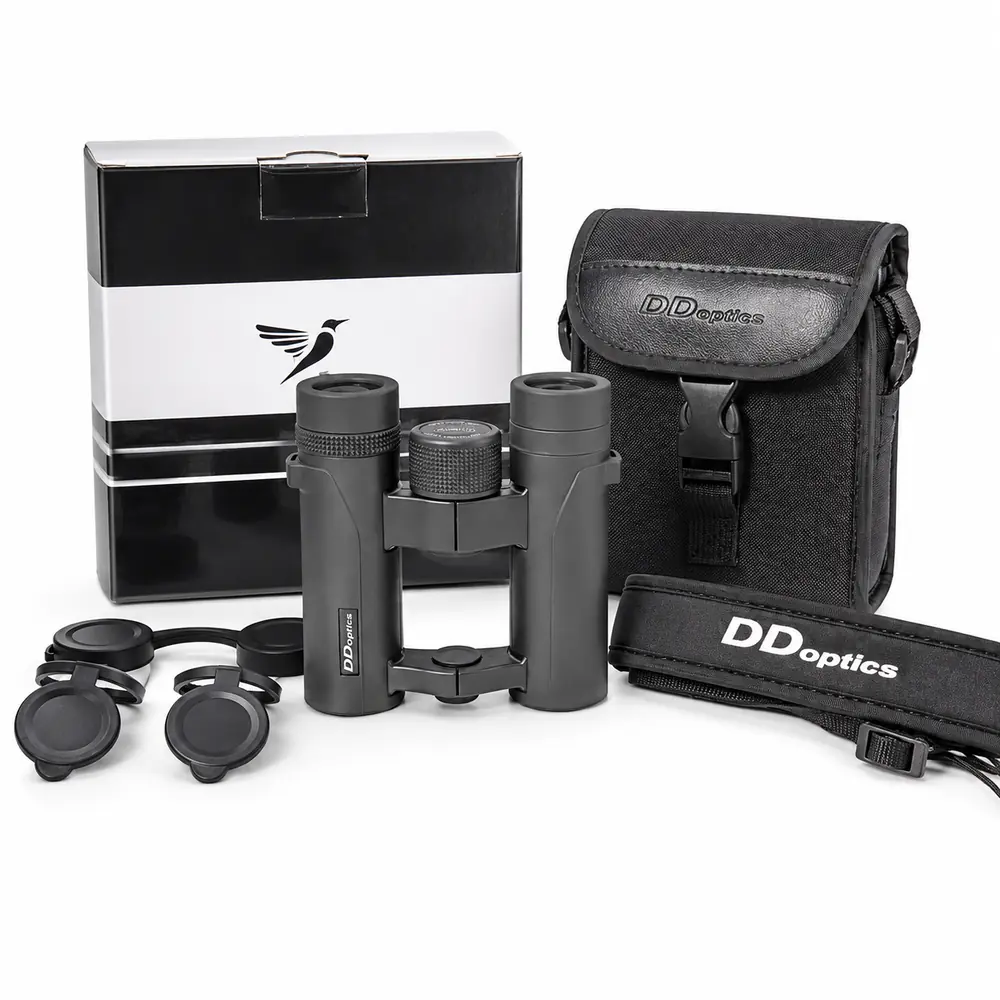 Lieferumfang des DDoptics ULTRAlight 10x26 Fernglas: Fernglastasche, Trageriemen und Schutzkappen