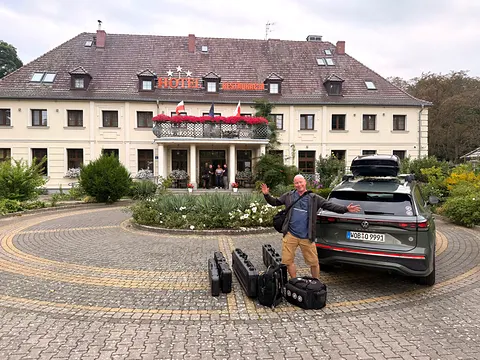 Ankunft vor dem Hotel in Polen mit Fahrzeug und Ausrüstungskoffern
