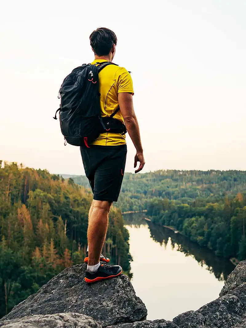 Fernglas für eine Wanderung