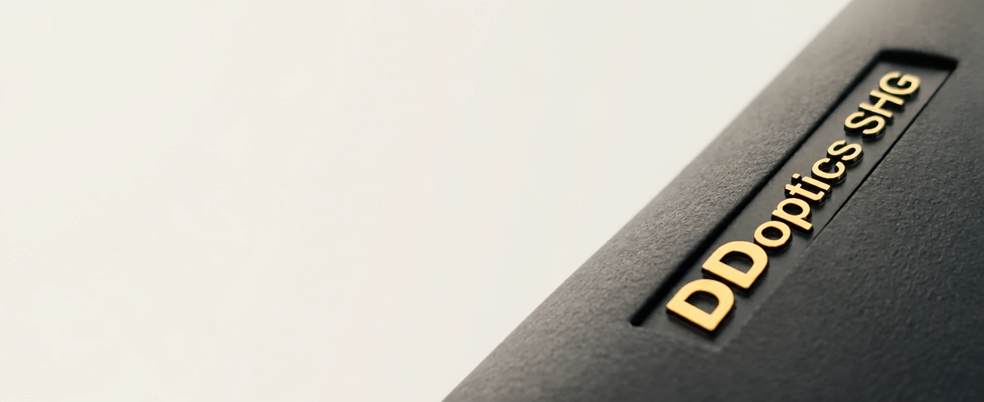Detailansicht der goldenen DDoptics SHG Produktprägung