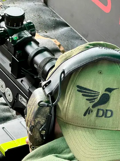 Detailaufnahme der Wettkampfausrüstung mit DDoptics-Zielfernrohr, DD-Kappe und Gehörschutz