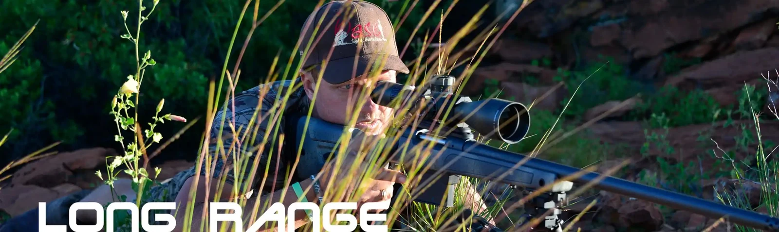 Long Range – Schütze mit DDoptics Zielfernrohr im Gelände