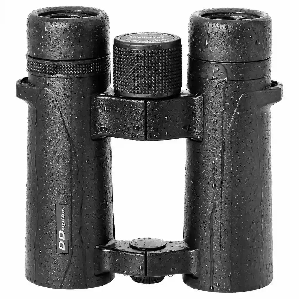 DDoptics ULTRAlight 8x34 Fernglas mit Wassertropfen auf Gehäuse und Okularen