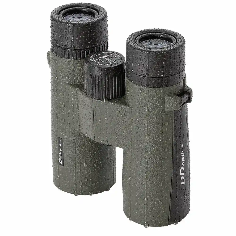 Aufrecht stehende DDoptics Kolibri Ferngläser bei Regen