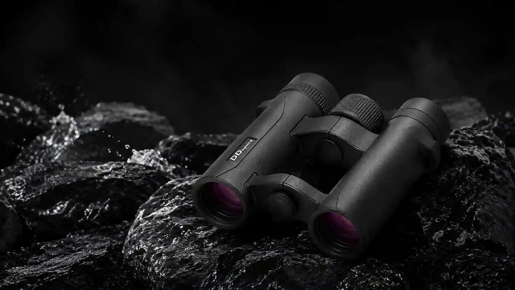 DDoptics ULTRAlight 10x26 Fernglas liegend auf schwarzen Steinen