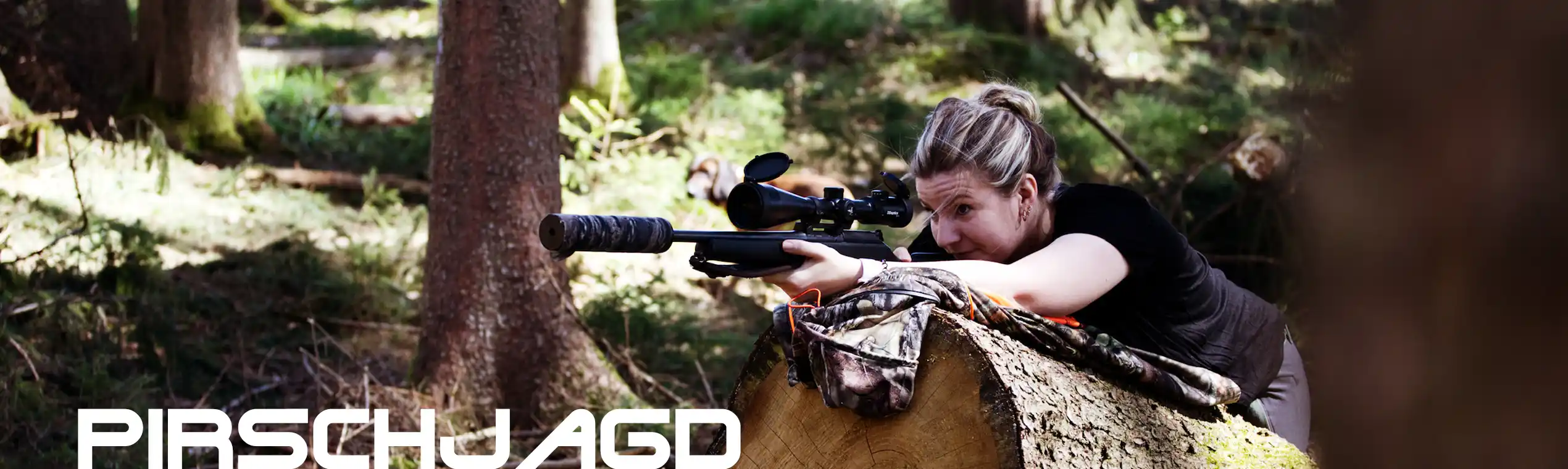 Jägerin mit DDoptics Zielfernrohr im Anschlag