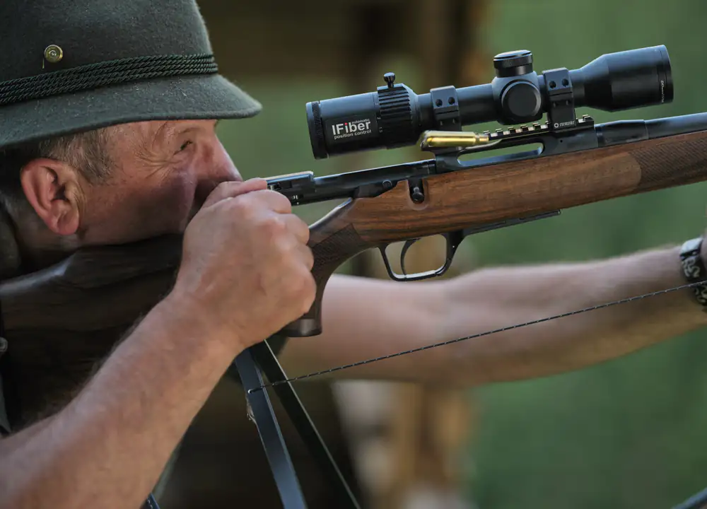 Jäger im Anschlag mit einem DDoptics NXT V10 Zielfernrohr und automatischem iFiber-Leuchtpunkt