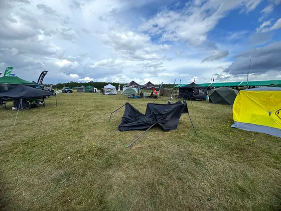 Wettkampfcamp mit einem eingestürzten Zelt nach dem Sturm