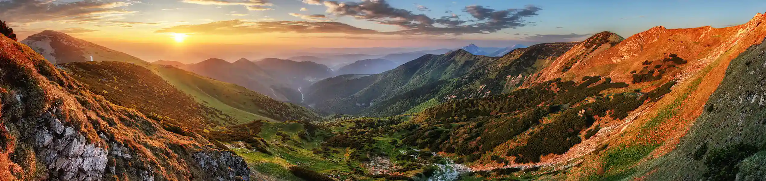 DDoptics Ultralight Ferngläser – leichte Outdoor-Ferngläser für Wanderer in einer sonnigen Berglandschaft