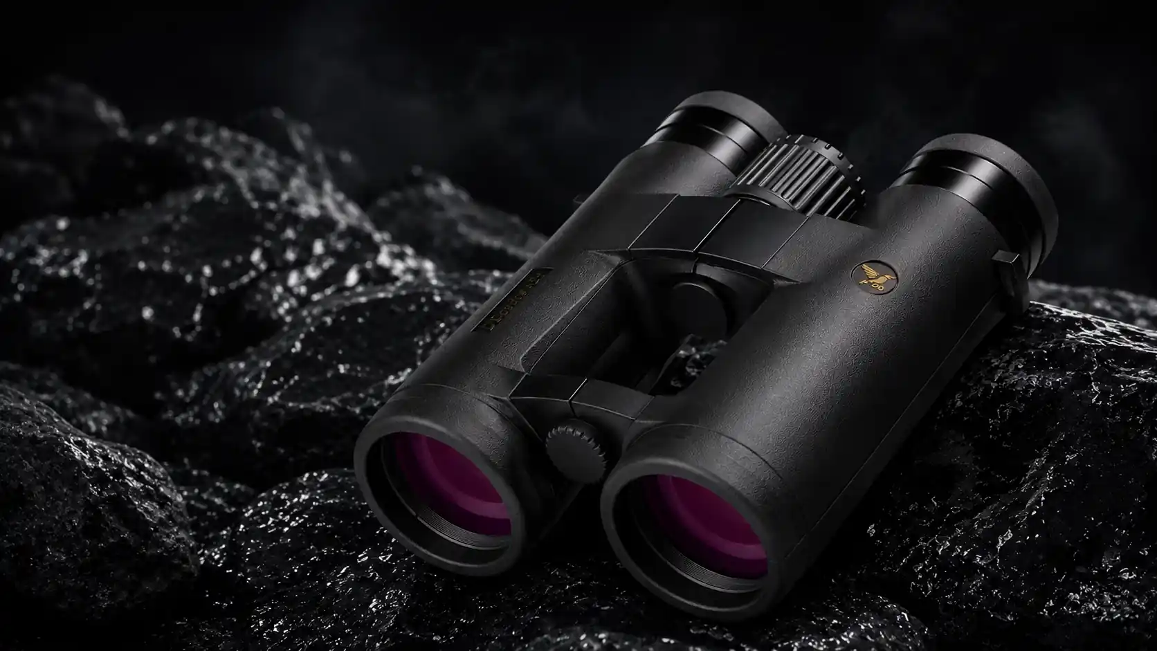 DDoptics Fernglas HDS 8x42 und 10x42 auf schwarzen Steinen