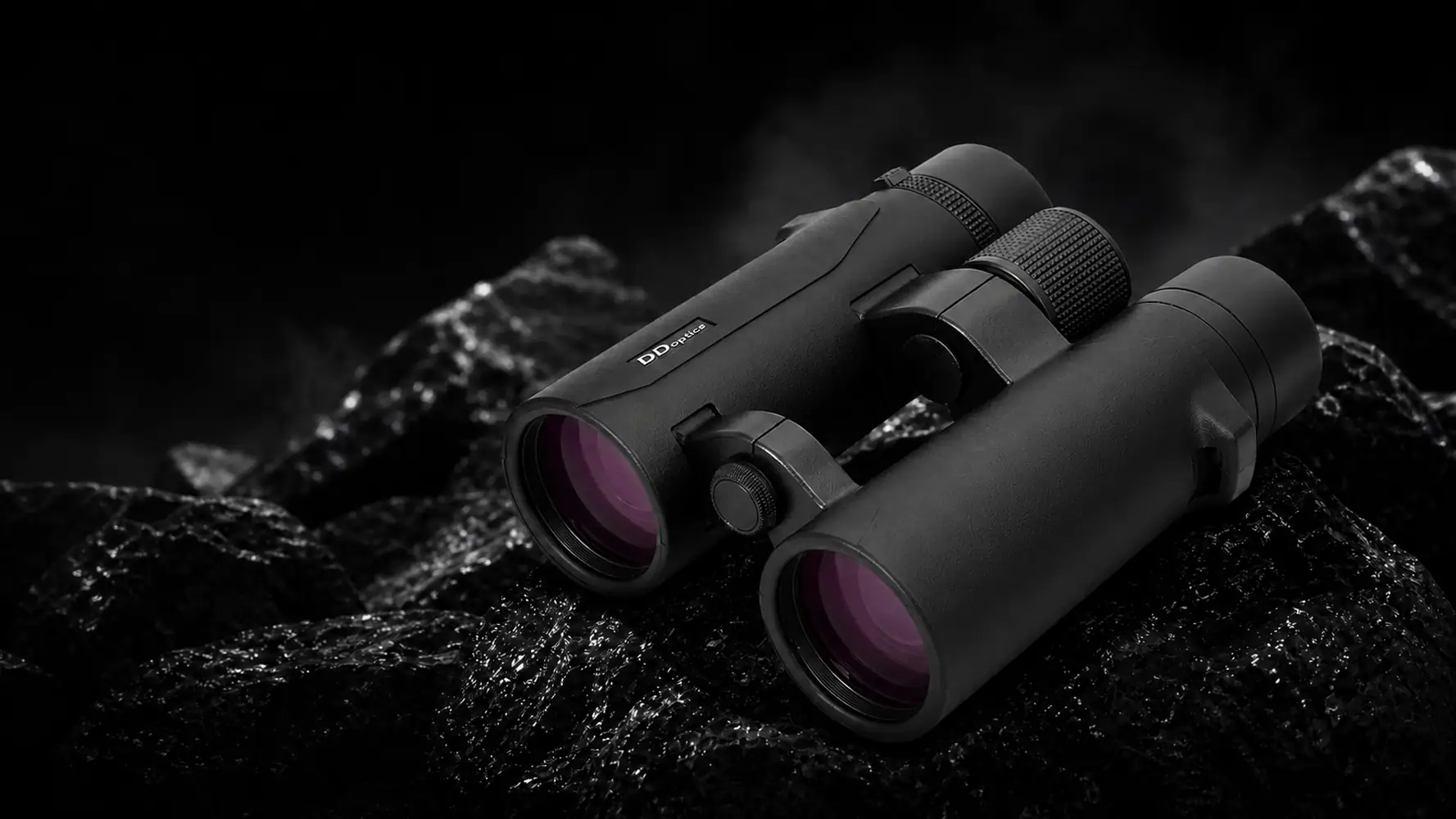 DDoptics ULTRAlight 8x42 Fernglas liegend auf schwarzen Steinen
